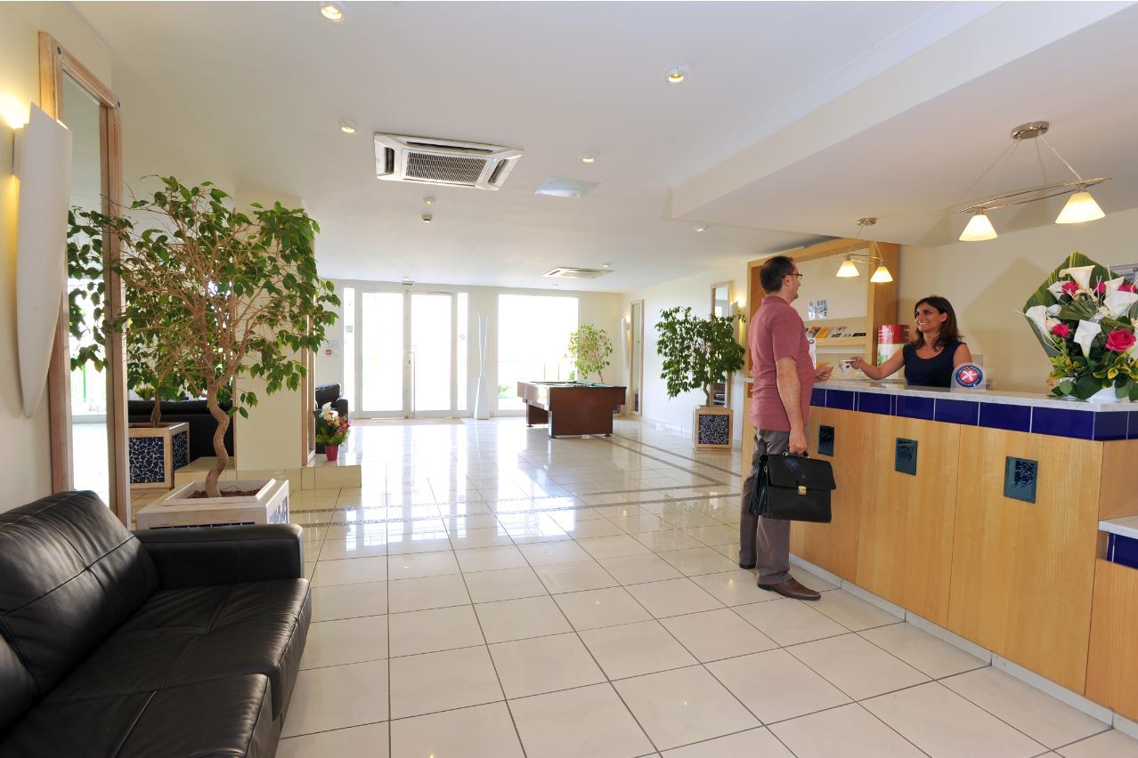 Inter-Hotel Sea Side Park Вилньов Любе Екстериор снимка